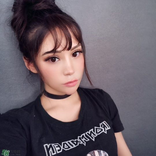 眼部干燥上妆卡粉有细纹怎么上妆